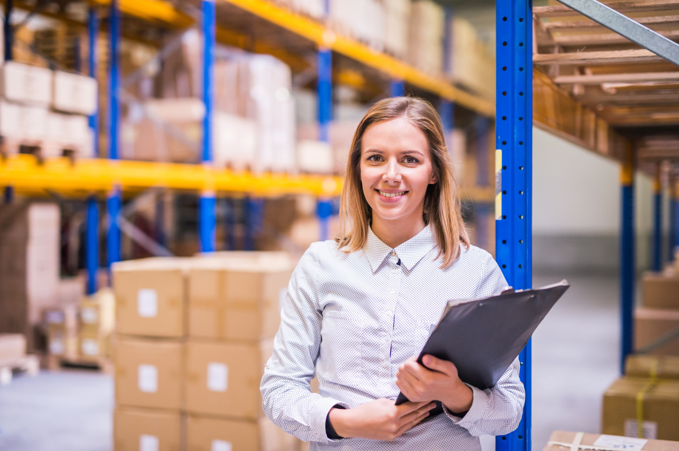 A logistician HF monitors the incoming and outgoing goods in the warehouse.