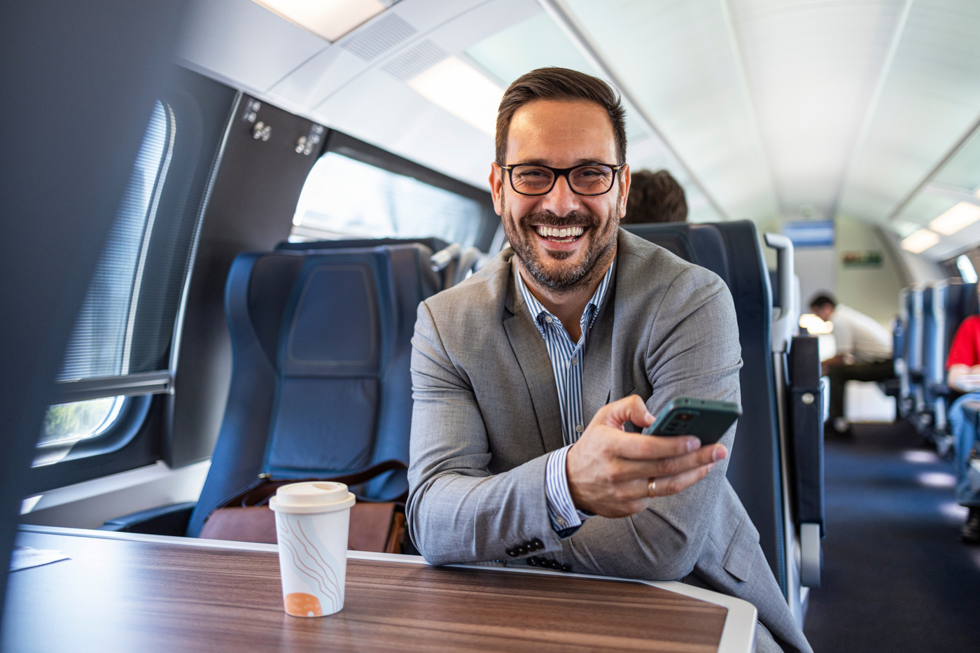 Un manager des transports publics se rend au travail en train.