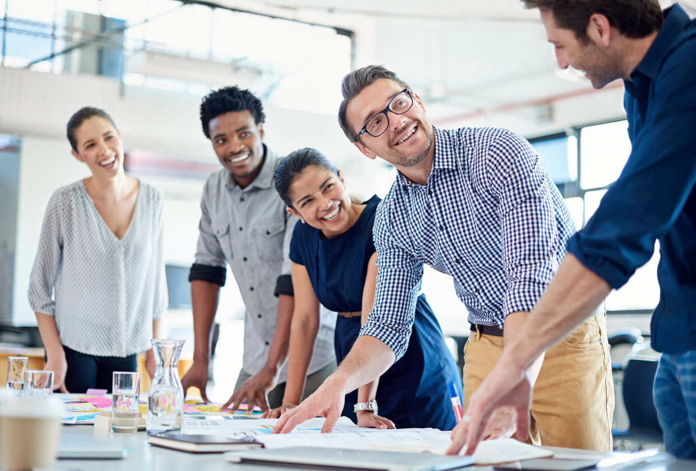 A marketing manager with a federal diploma develops the company's marketing strategy with his team.