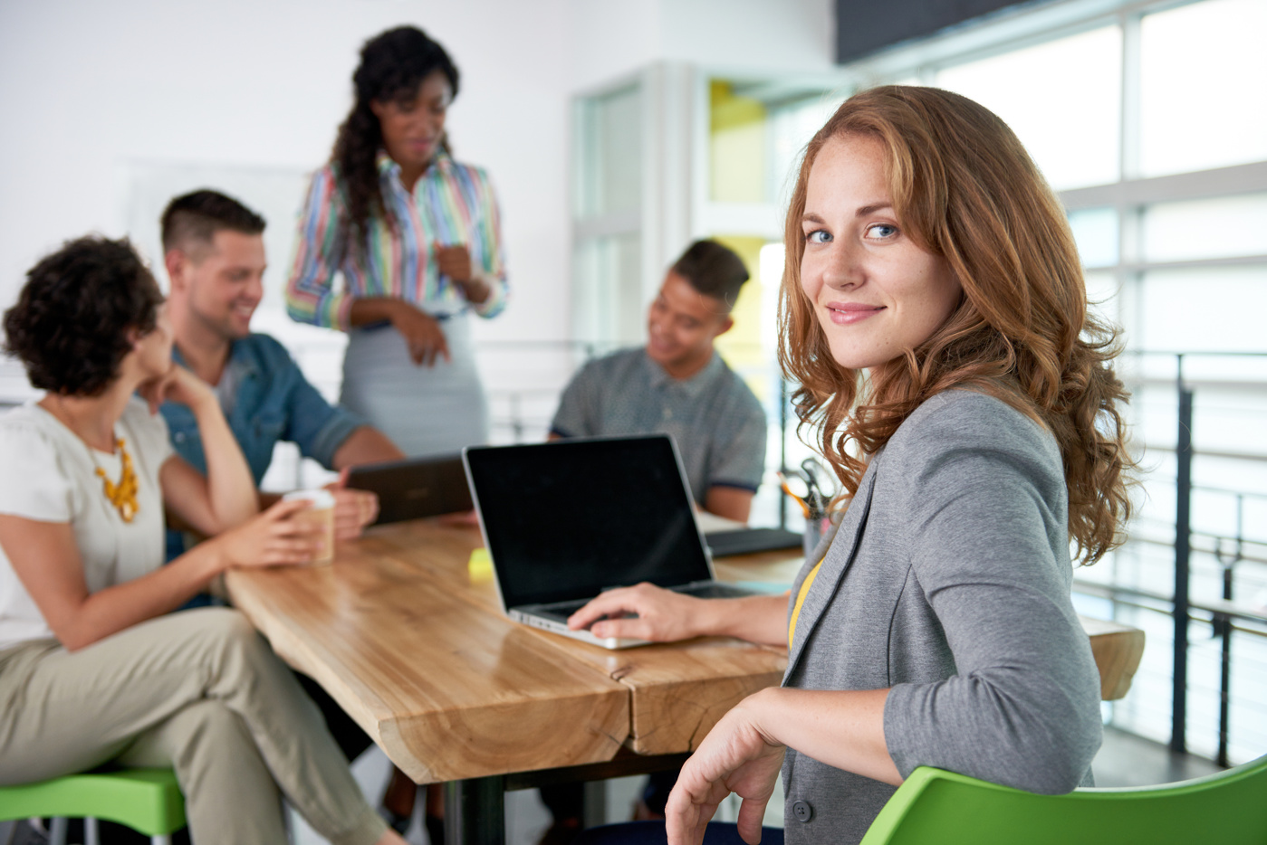 A PR specialist with a Federal Diploma of Higher Education attends a meeting for a communication project.