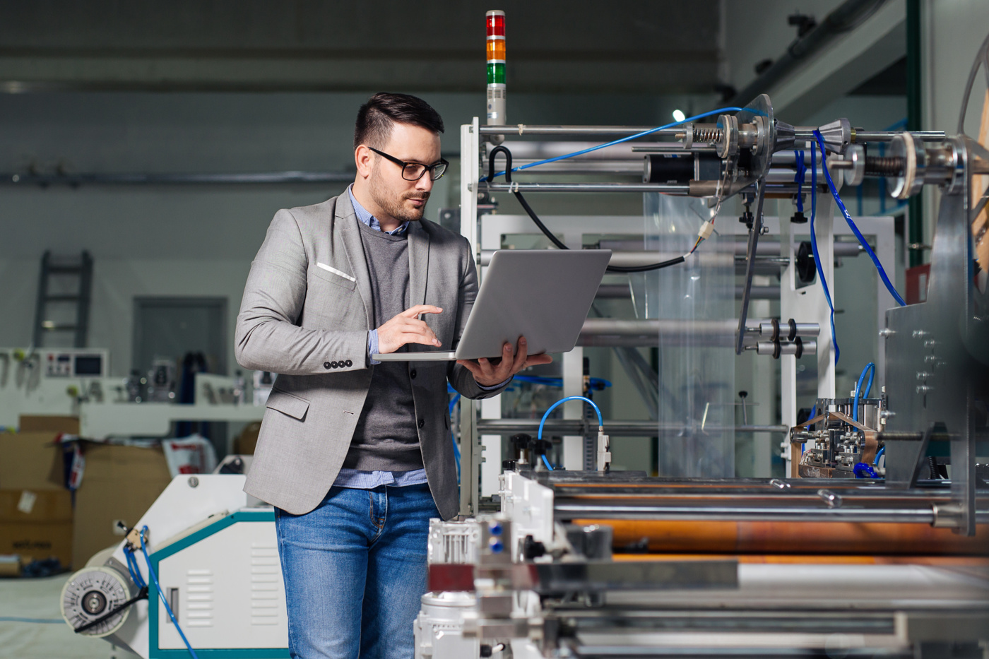 Un Product Manager analyse le potentiel commercial d'un produit par rapport aux produits concurrents.