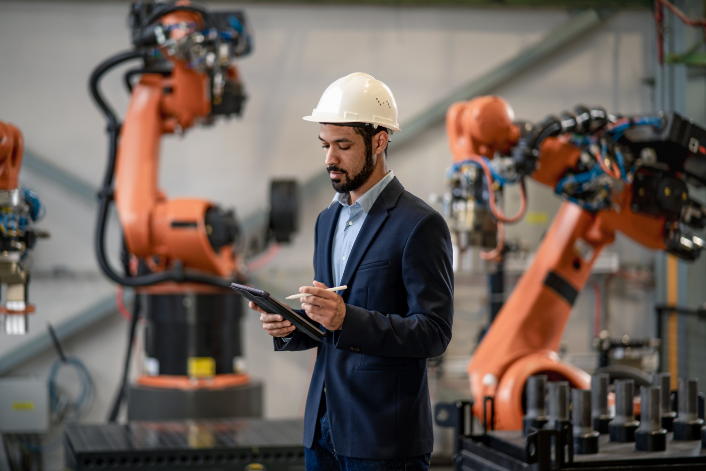 Un responsabile del progetto di automazione degli edifici con attestato professionale federale controlla l'avanzamento del progetto.