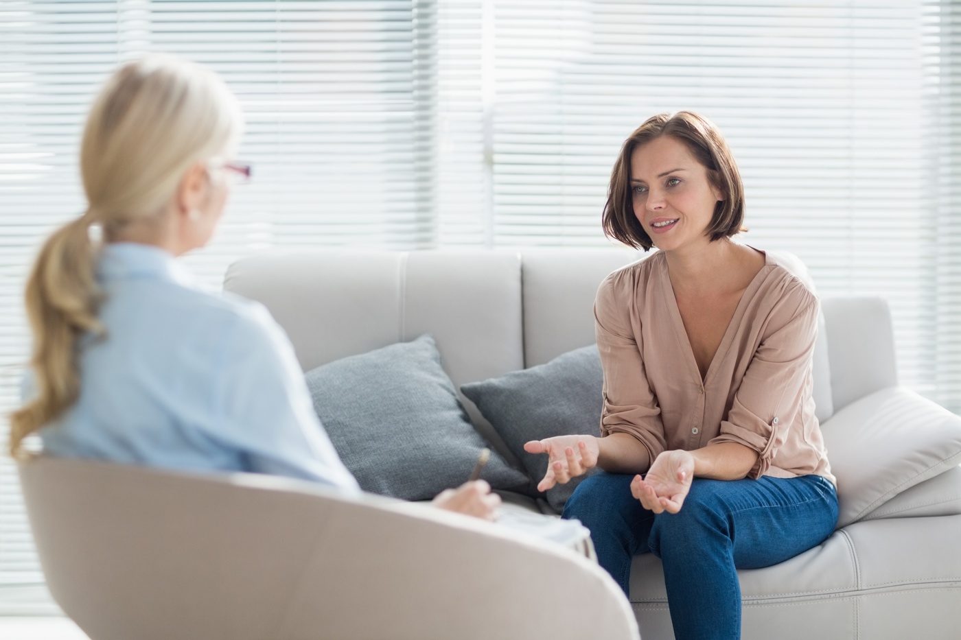 Psychotherapeutin im Gespräch mit einer Patientin.