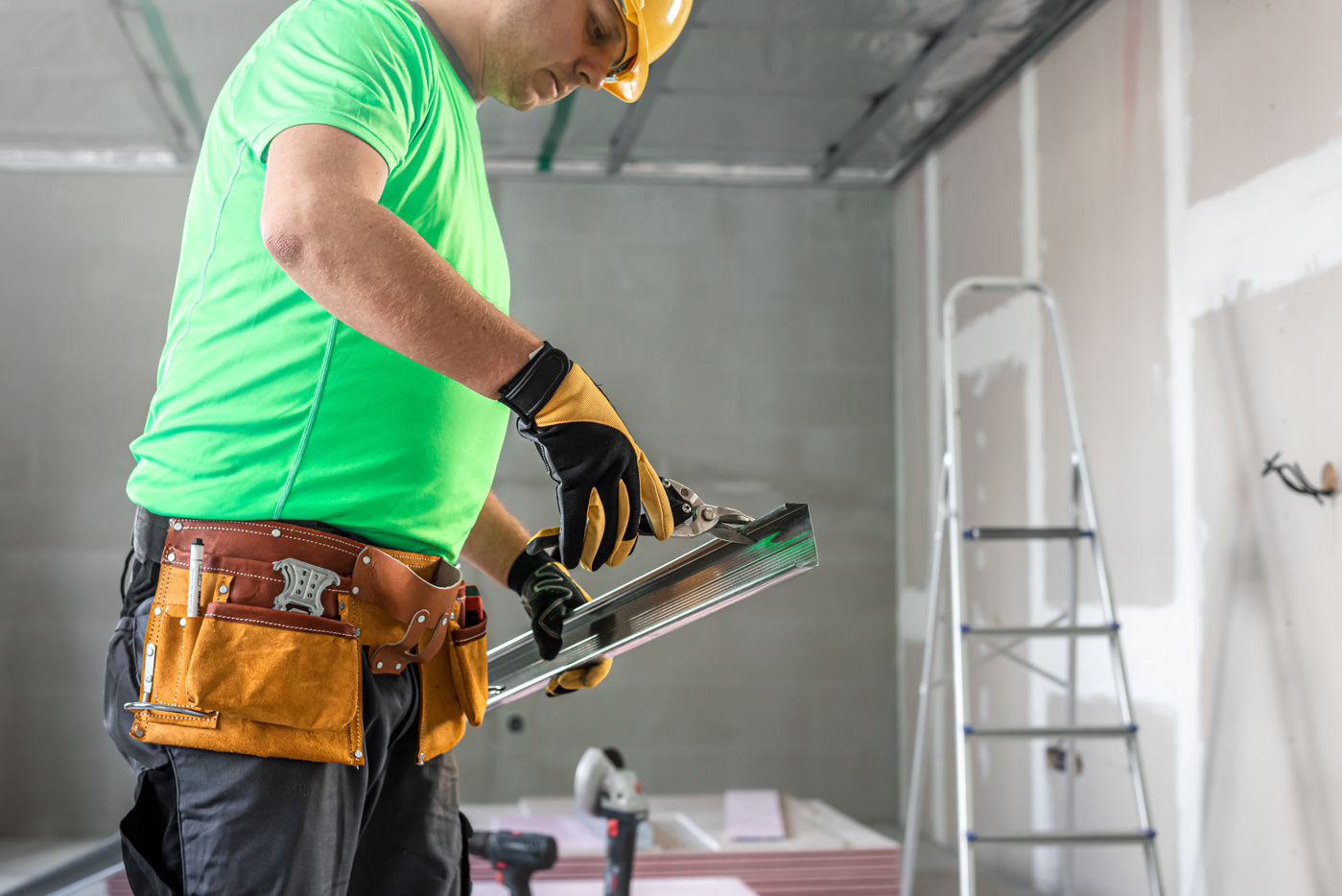 Un maître ferblantier titulaire d'un diplôme spécifique contrôle les travaux réalisés avant de les présenter à la clientèle.