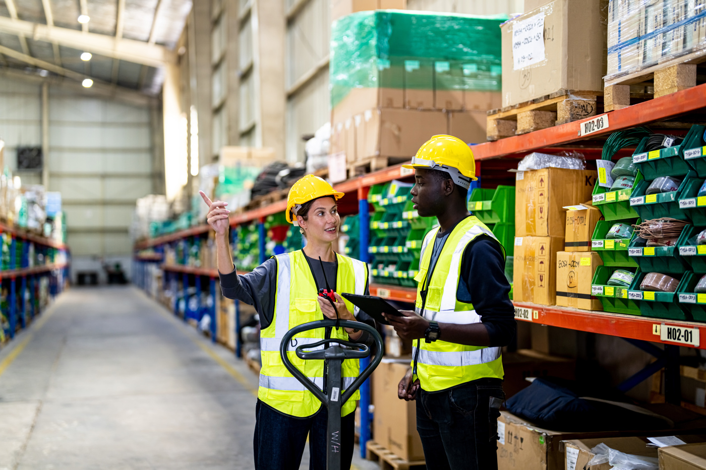 A supply chain manager with a federal diploma gives instructions to an employee.