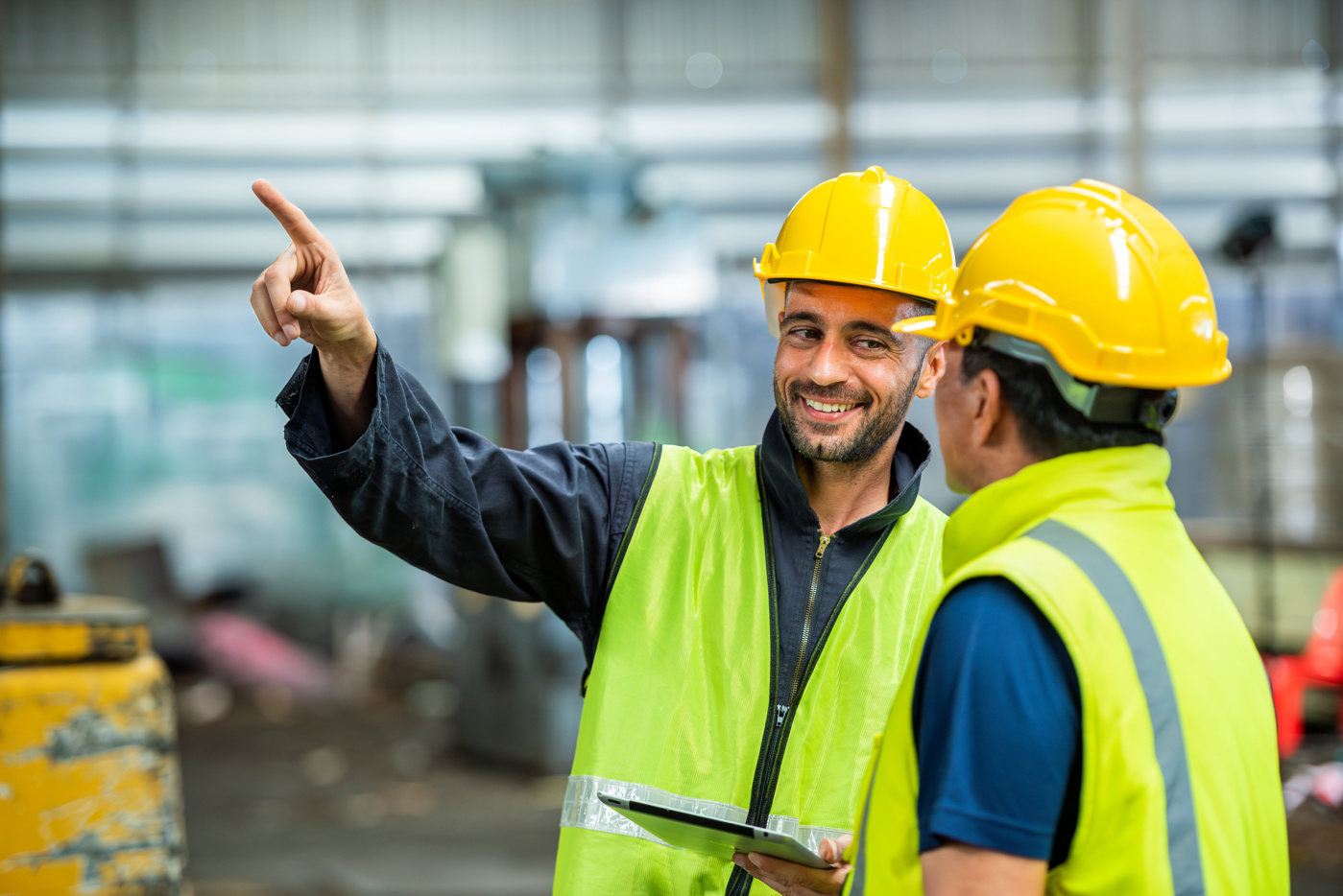 Un conducteur de travaux ES surveille l'avancement des travaux et s'assure, avec son collègue de travail, que les travaux sont correctement exécutés.