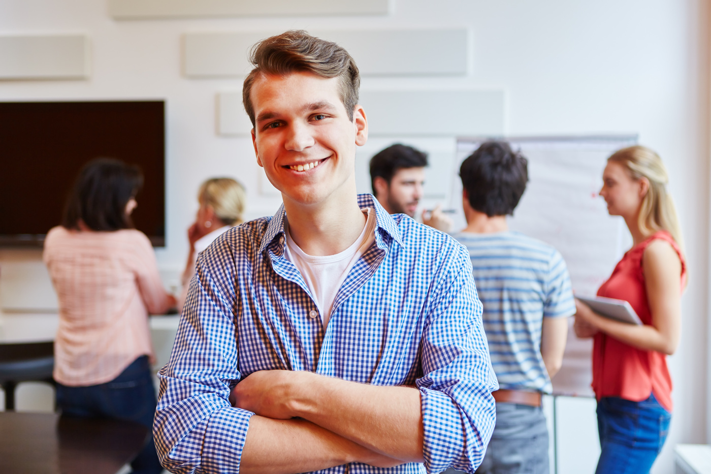 Federal Diploma of Higher Education business IT specialist plans the resources for a new IT project with his team.