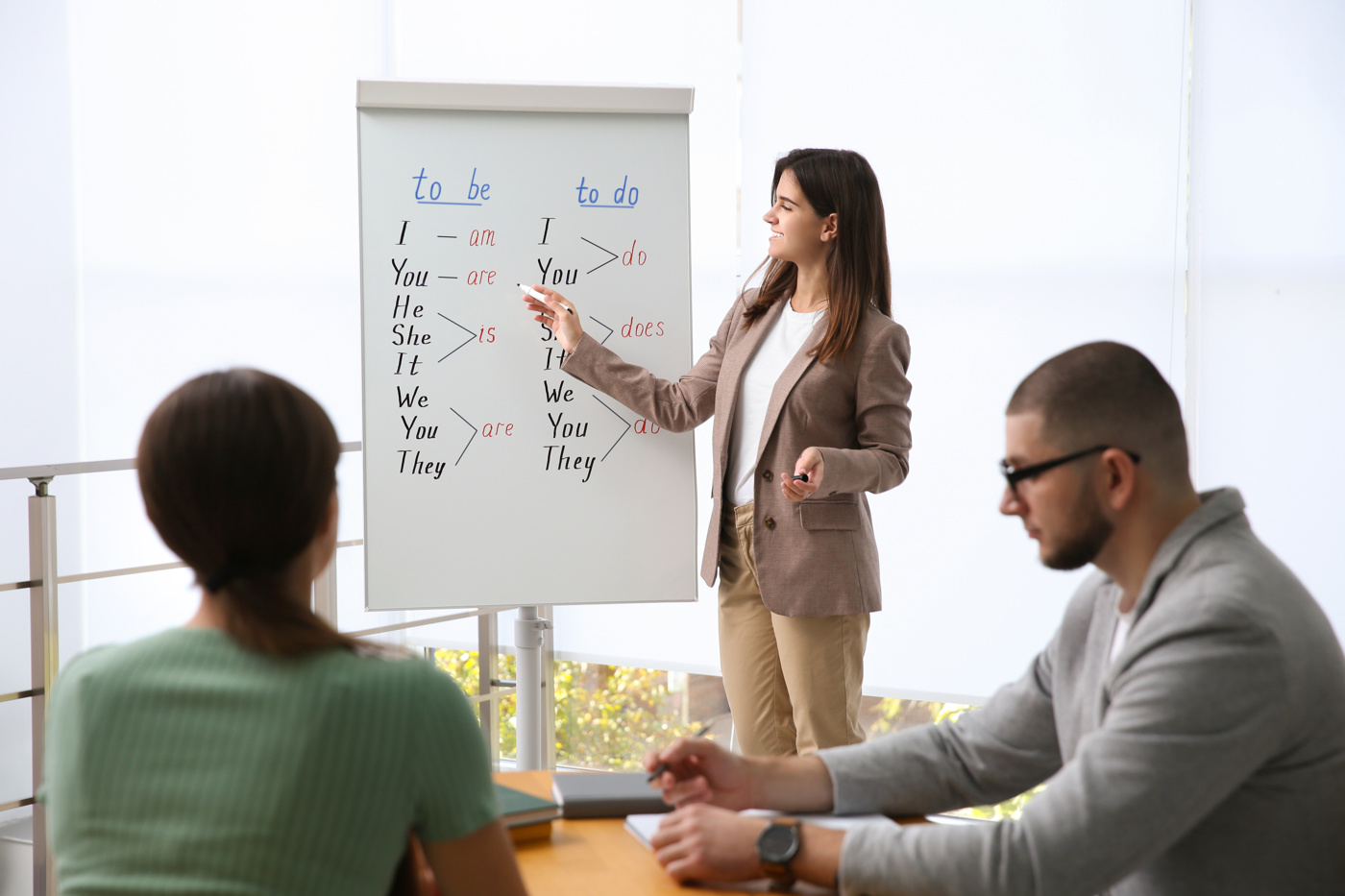Il corso intensivo di inglese prevede molte ore di lezioni intensive di inglese.