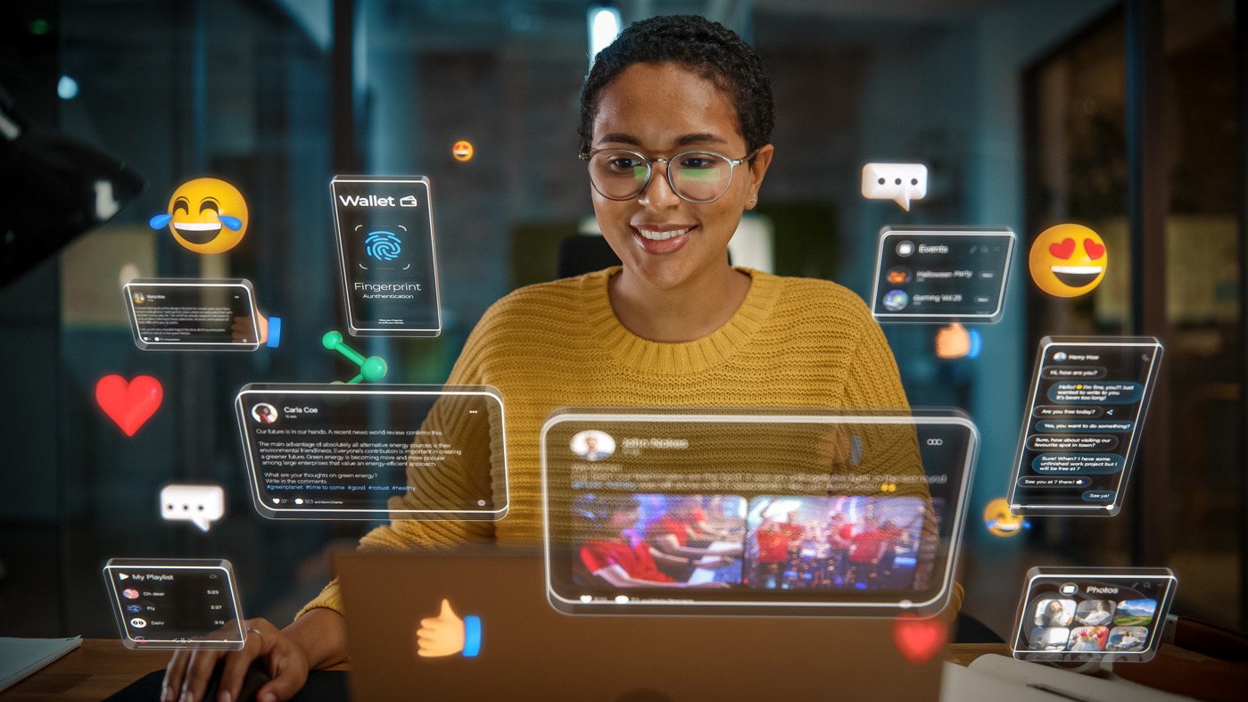 Eine Social-Media-Marketing-Spezialistin entwickelt Content-Strategien für Unternehmen