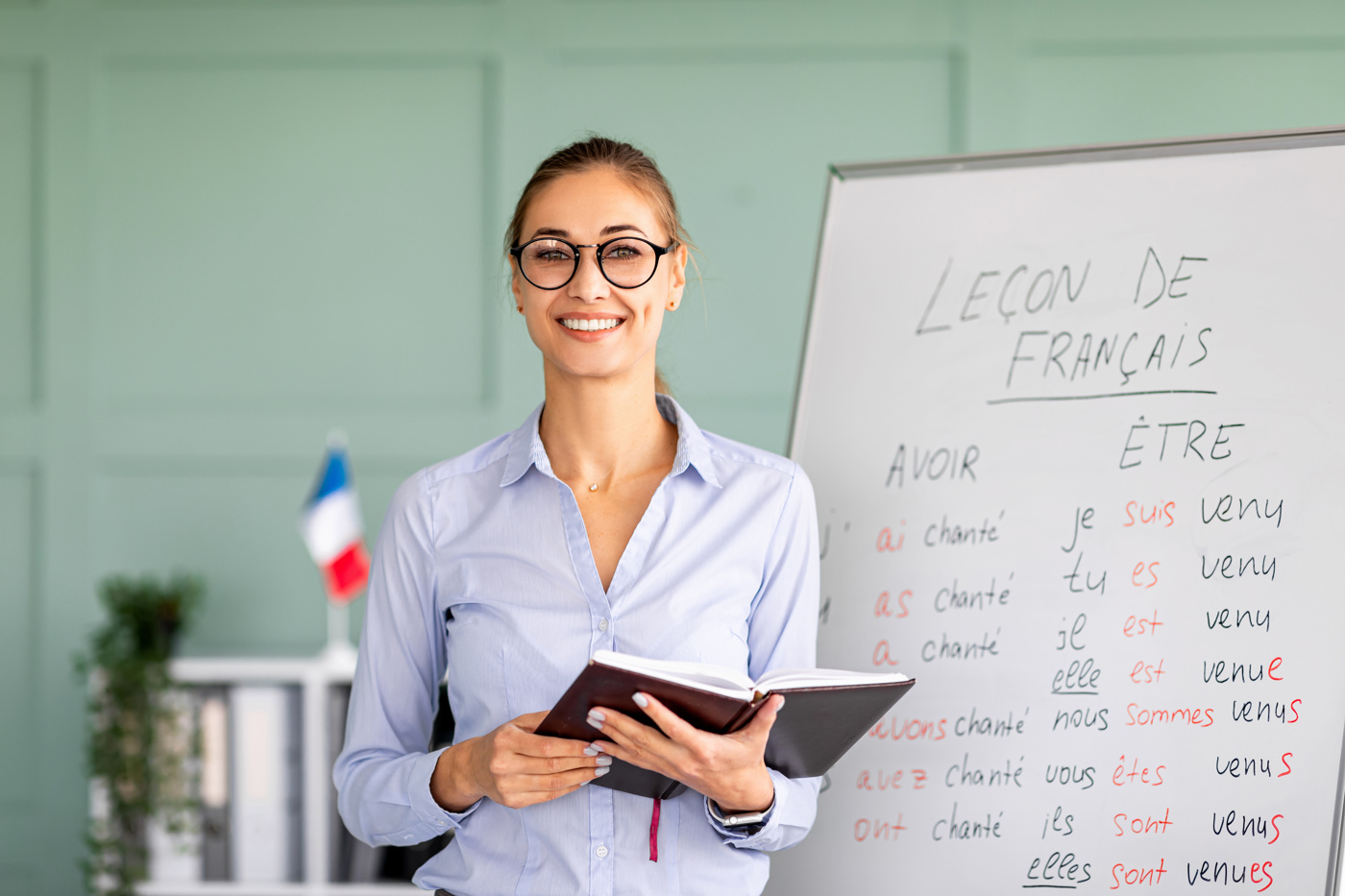 Nel corso di francese standard, l'insegnante di francese insegna a tutti il francese in modo semplice e rapido.