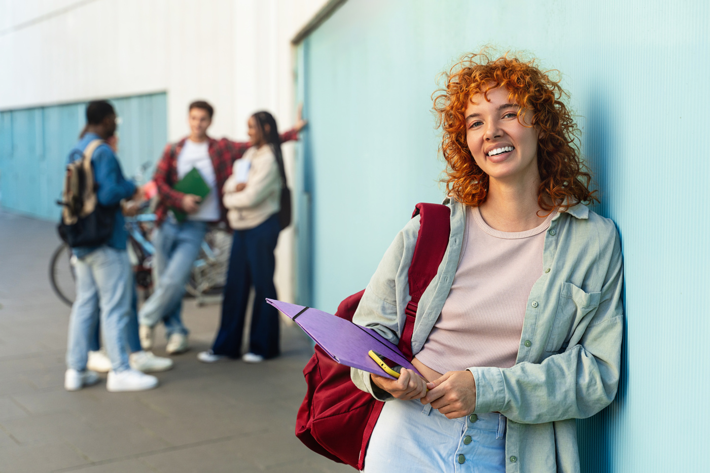 Une participante à un cours d'allemand rencontre des personnes partageant les mêmes idées et apprend plus facilement ensemble.