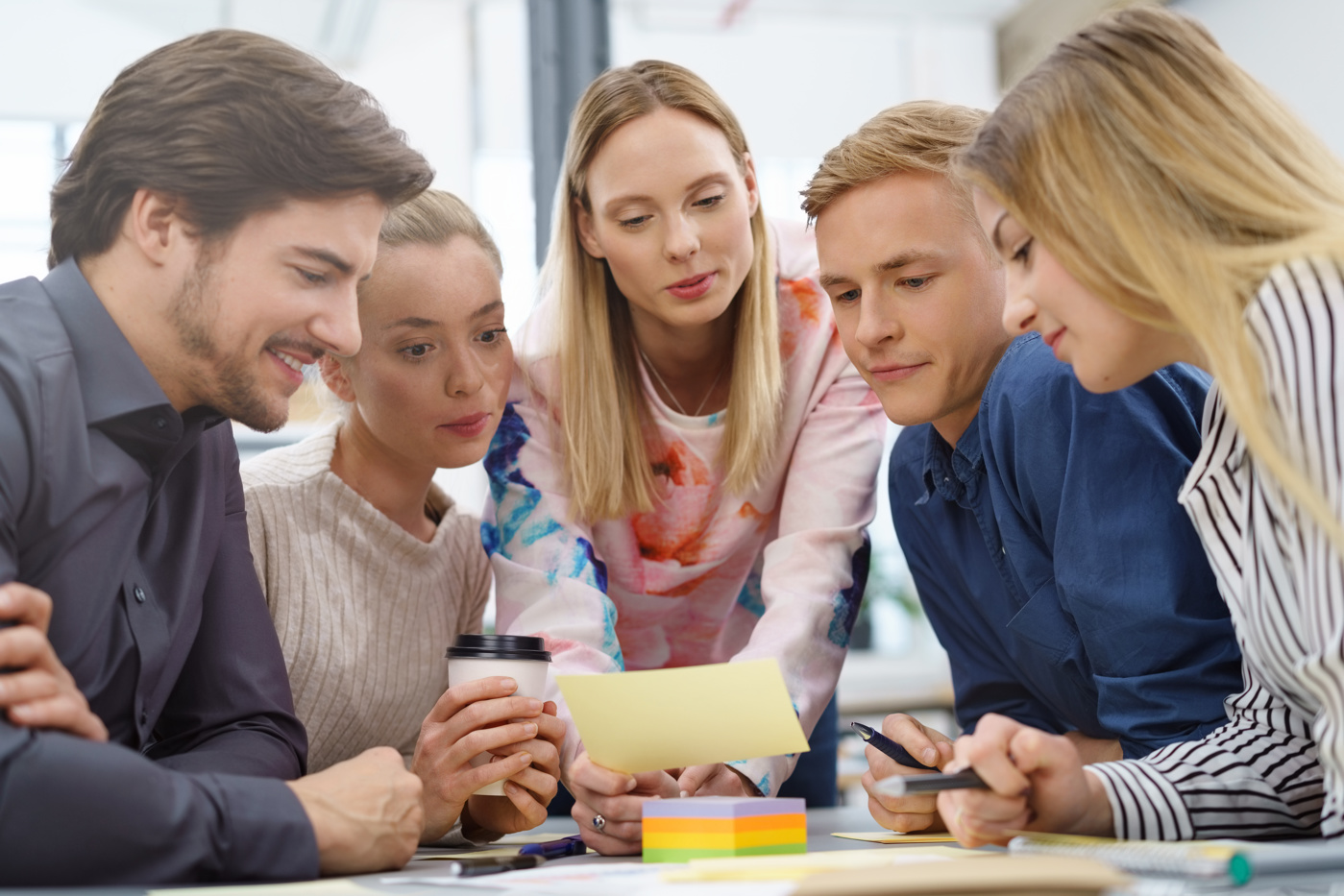 Les participants à un séminaire sur les compétences non techniques s'entraînent à la communication et au travail en équipe.