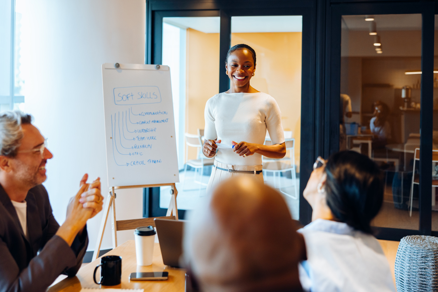 Seminari sulle soft skills: esercizi pratici sulla comunicazione, il lavoro di squadra e la risoluzione dei conflitti.