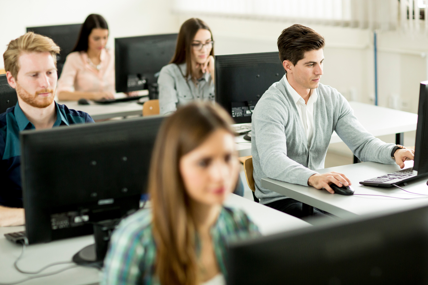 Nel corso ECDL Base, i partecipanti imparano le basi del computer, le conoscenze online, l'elaborazione di testi e fogli di calcolo.