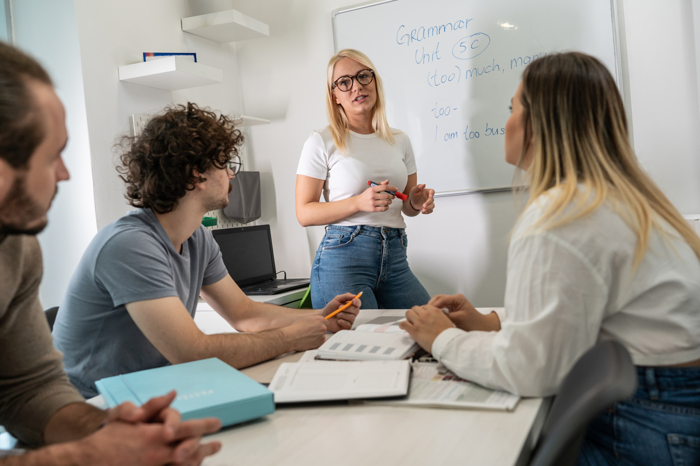 Eine kleine Gruppe nimmt Unterricht in Business Englisch.