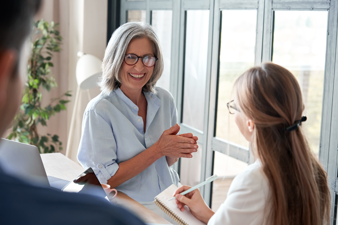 Gespräch zwischen Ausbilderin und Teilnehmer in der Coaching-Ausbildung