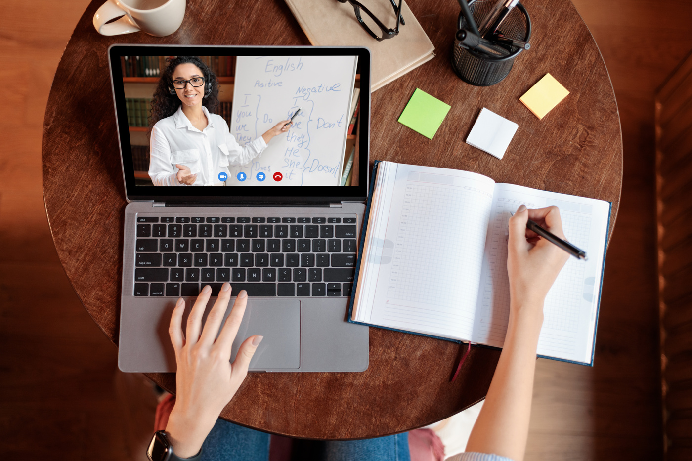 With learning English online, you can learn from anywhere and often also arrange your learning times flexibly