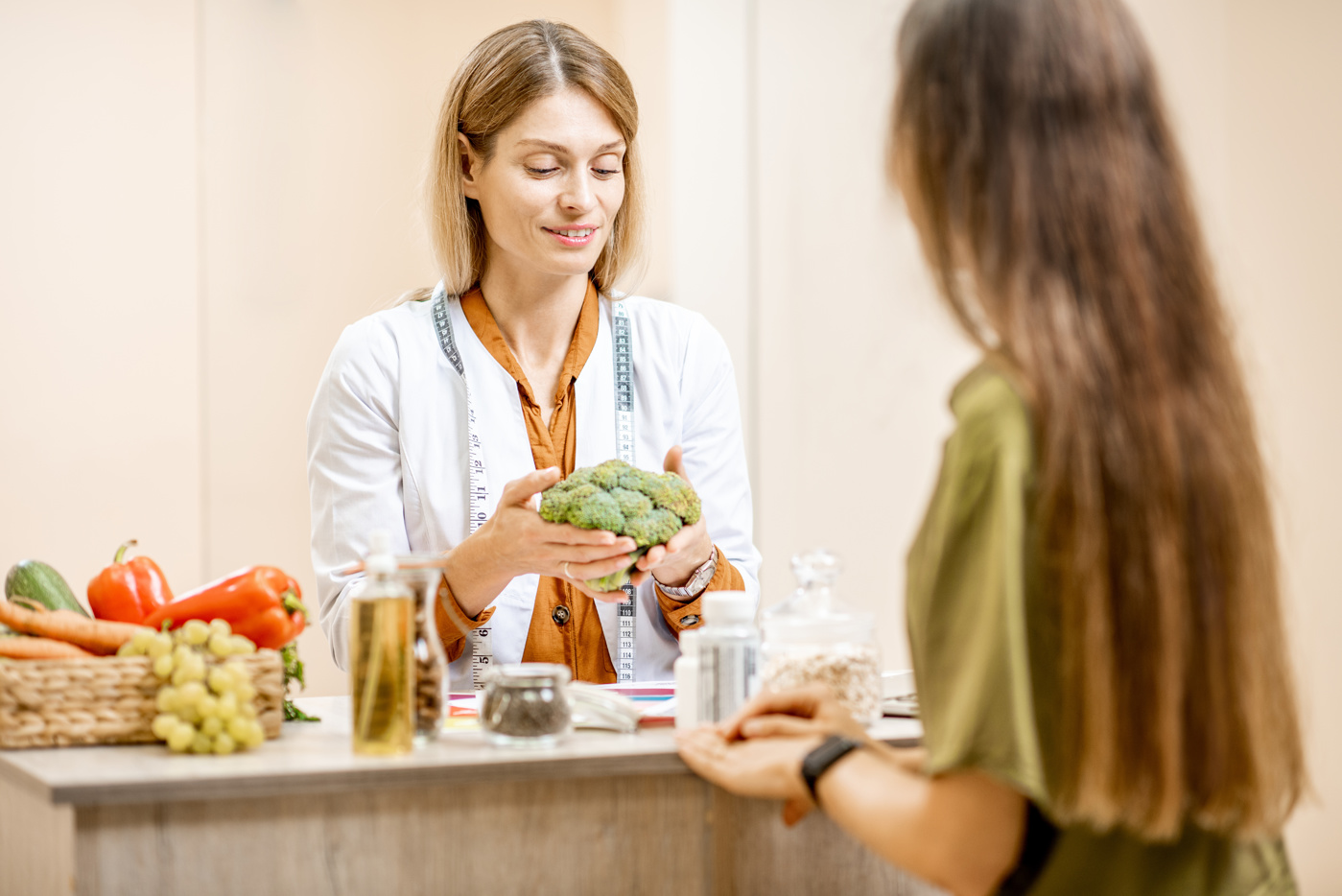 Eine Ernährungsberaterin berät eine Klientin