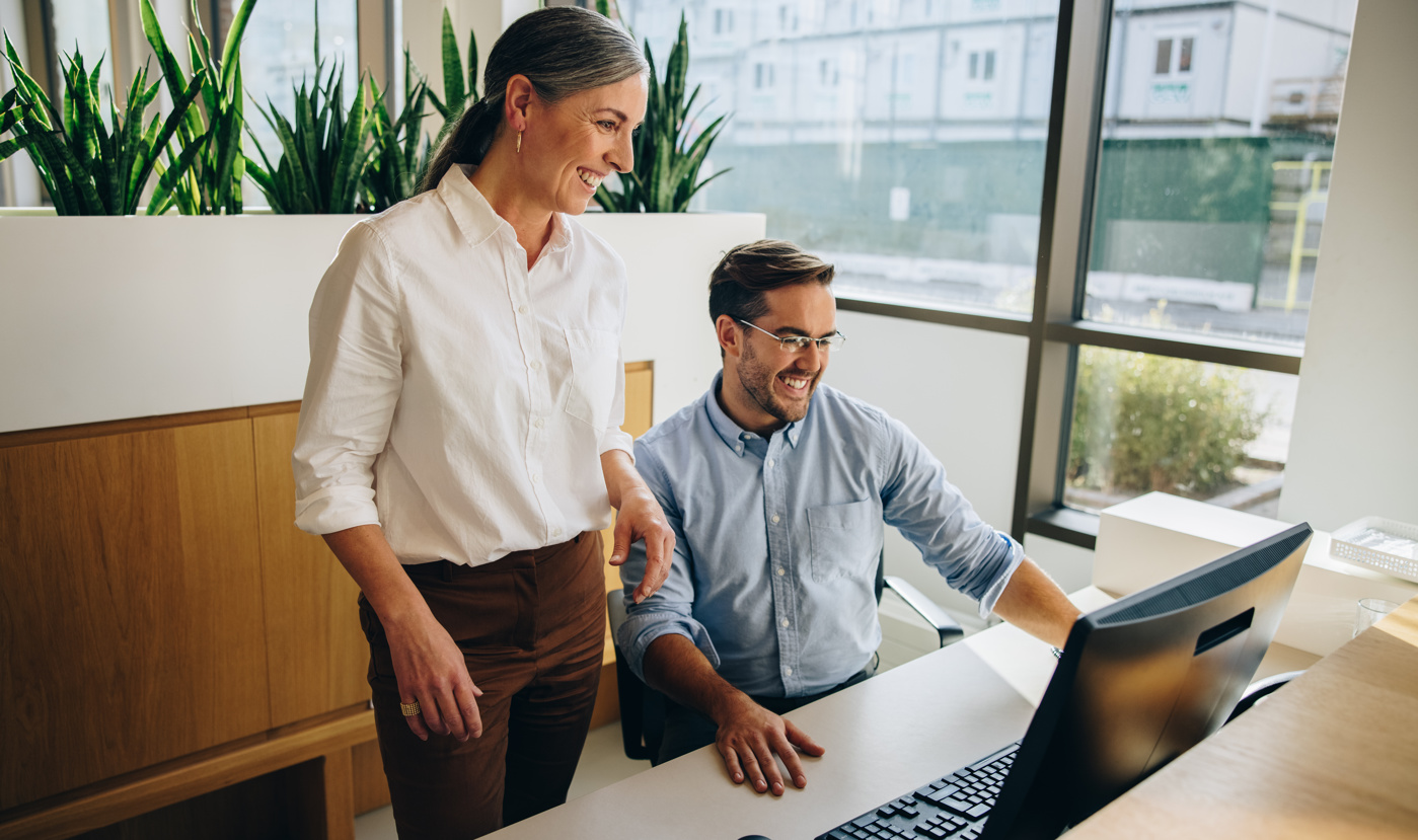 A management assistant with a Federal Diploma of Higher Education talks to the Head of HR