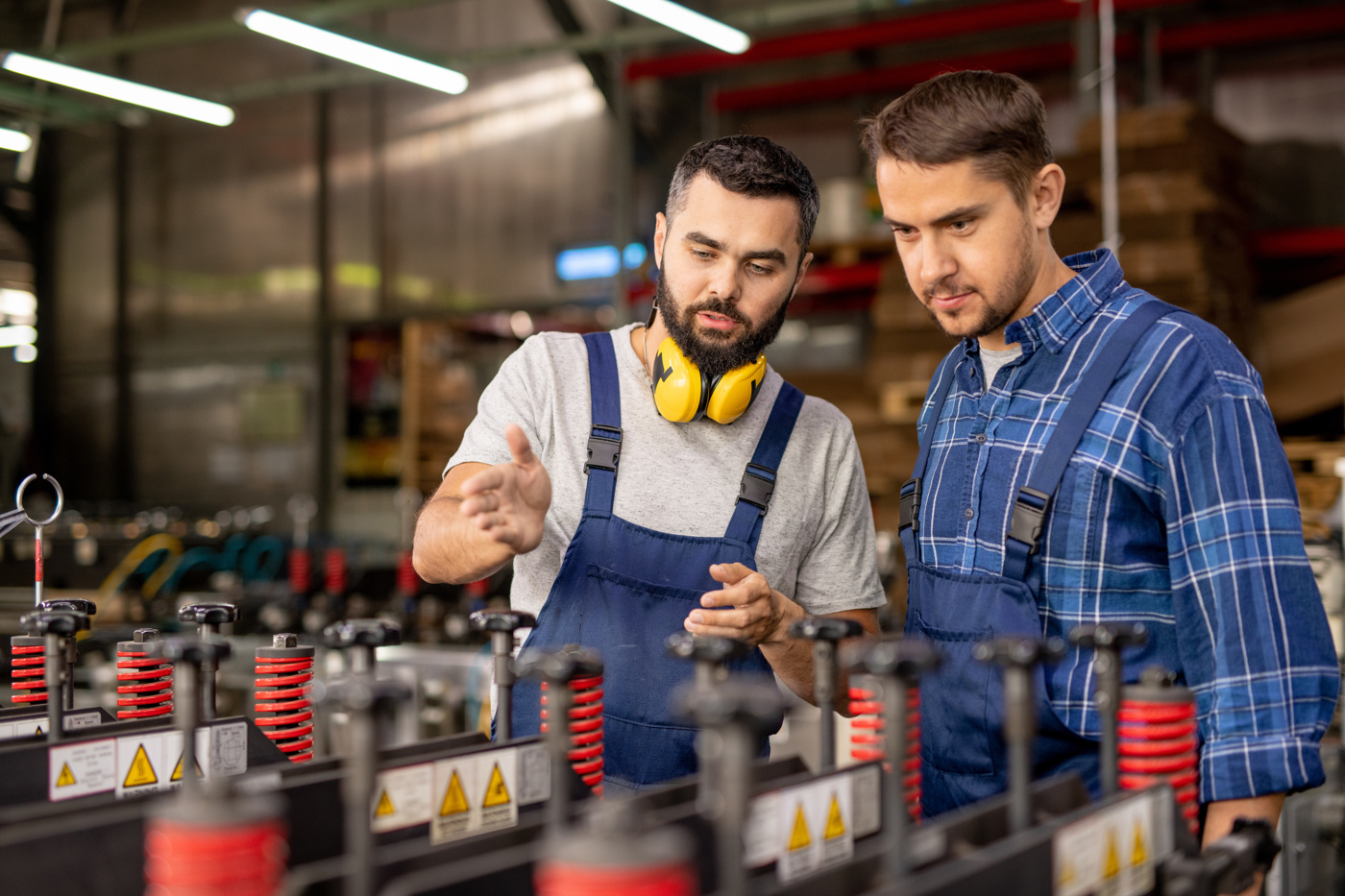 Teilnehmender der Produktionsfachmann Ausbildung überwacht Produktionsprozesse und lernt effiziente Fertigungsabläufe in der Industrie kennen