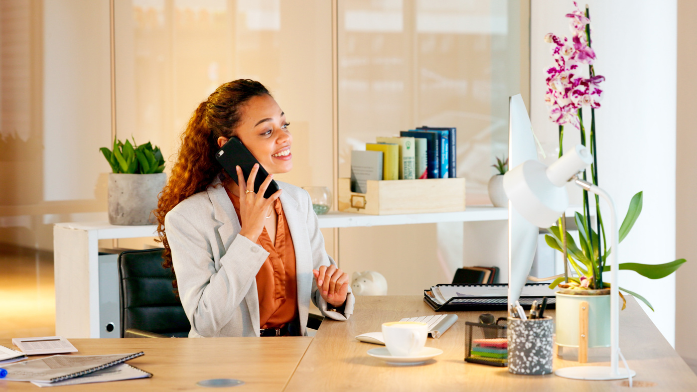 Eine HR-Assistentin im Telefongespräch mit einem Bewerber