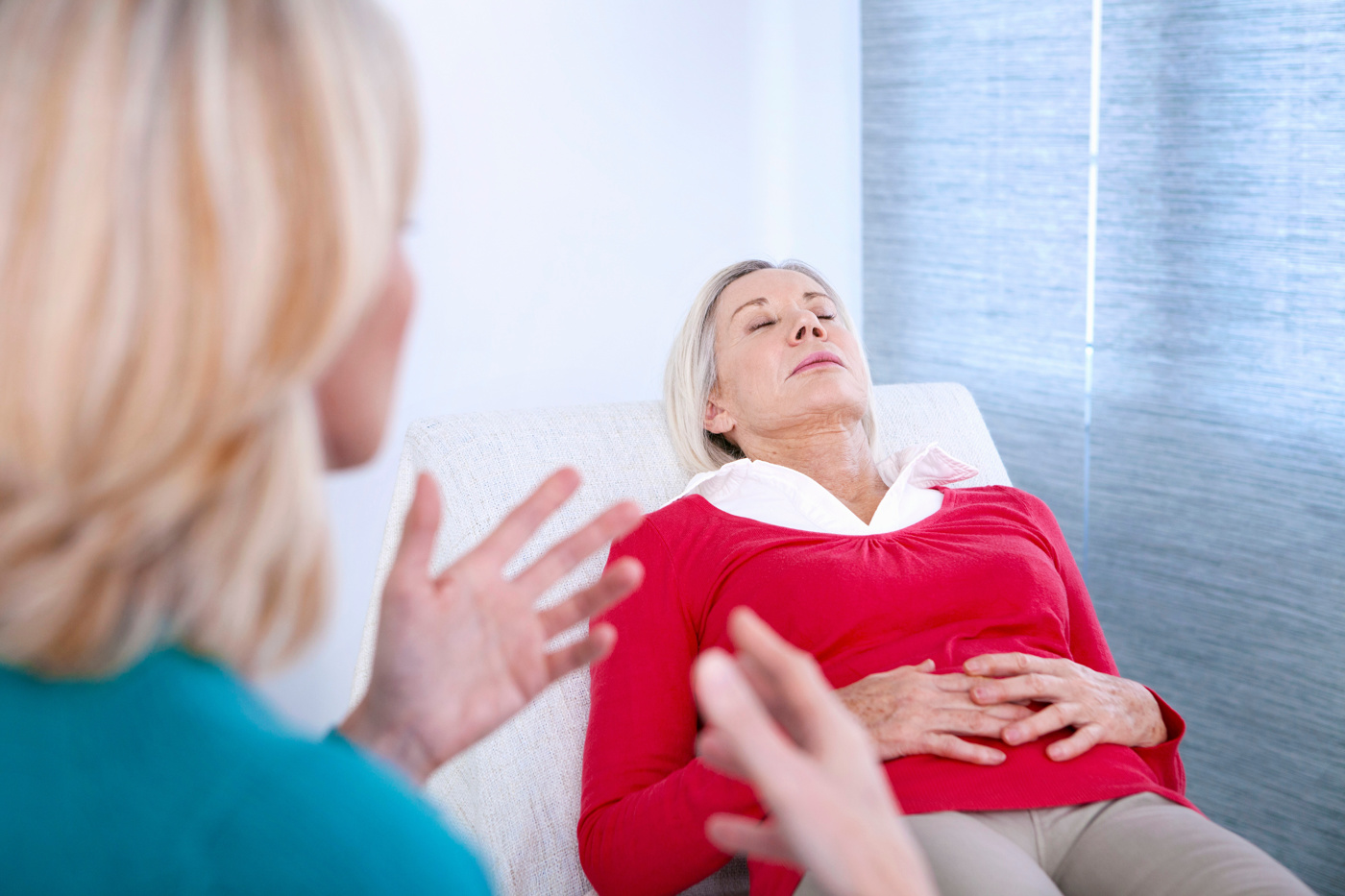 Une hypnothérapeute aide une cliente à traiter son comportement addictif après une formation en hypnothérapie.