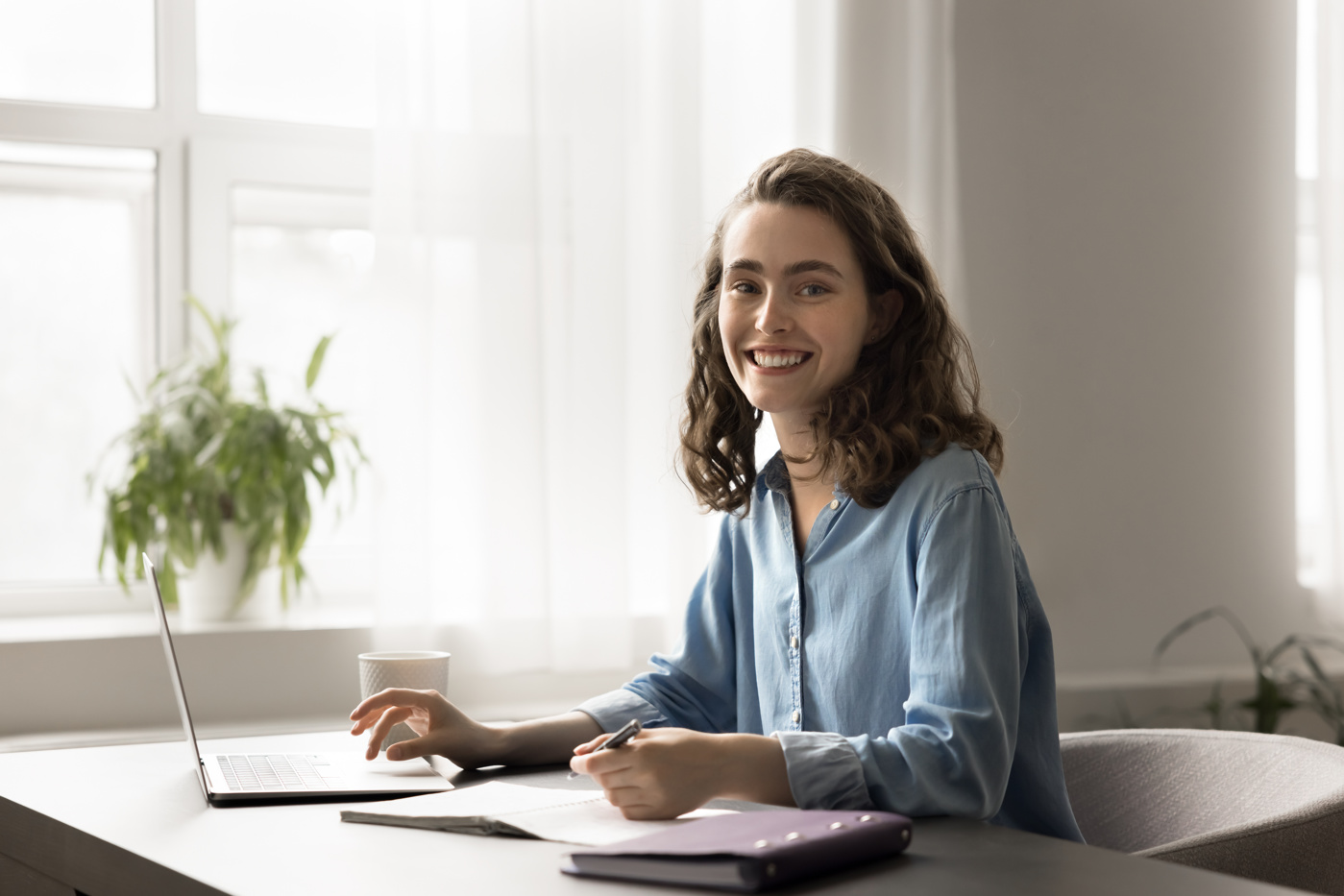 Jeune femme en formation continue de spécialiste en développement de plateformes TIC ou de technicien en systèmes et réseaux TIC avec brevet fédéral BF