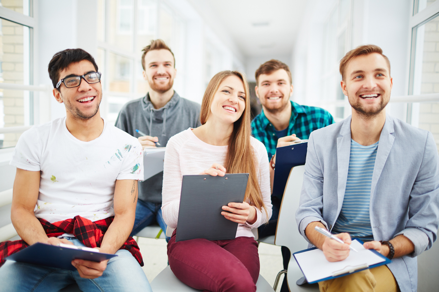 Dans le cadre de la formation d'employé(e) de commerce CFC, les participants apprennent ensemble l'administration de bureau.