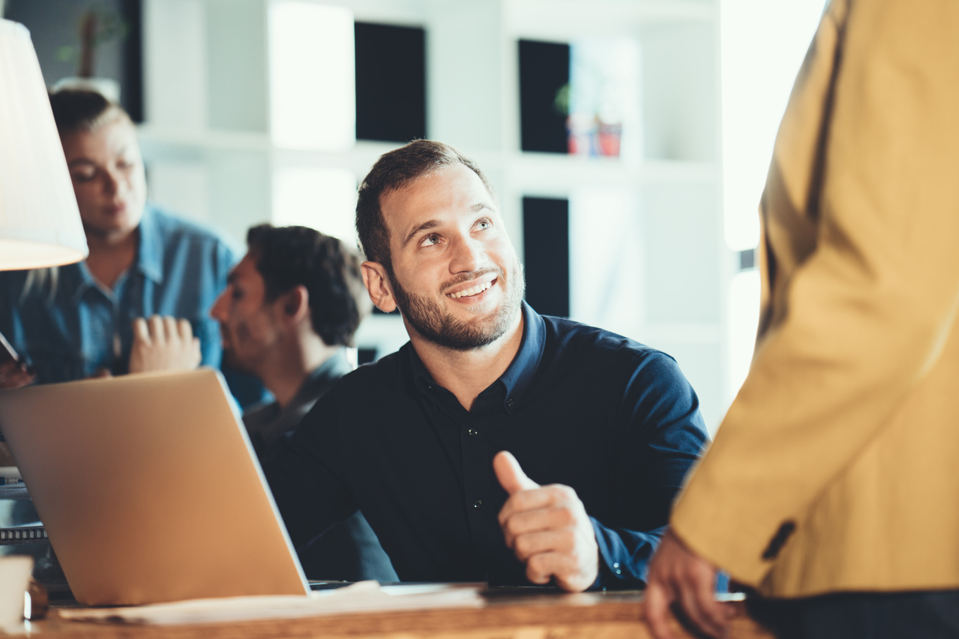 Teilnehmende der Key Account Management Ausbildung mit praxisnahen Übungen zu Kundenbetreuung und Vertrieb