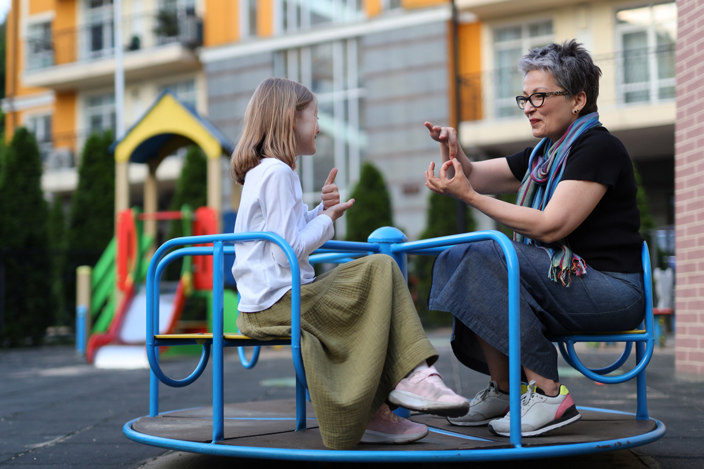 Un coach pour enfants essaie de gagner la confiance de l'enfant de manière ludique.