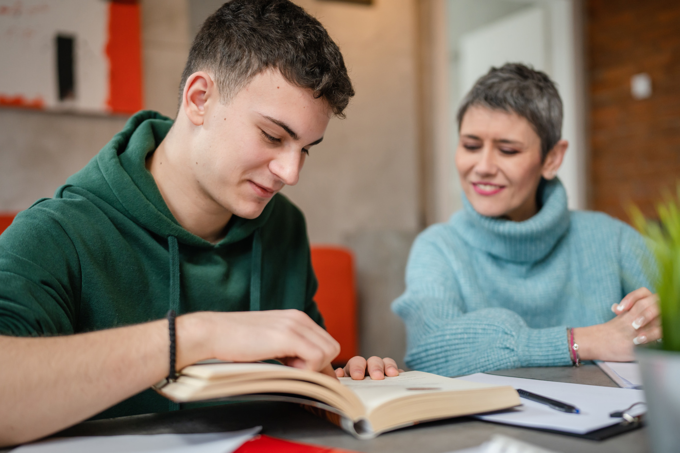 Un coach d'apprentissage donne à son protégé des conseils sur la manière de lire un texte rapidement et efficacement.
