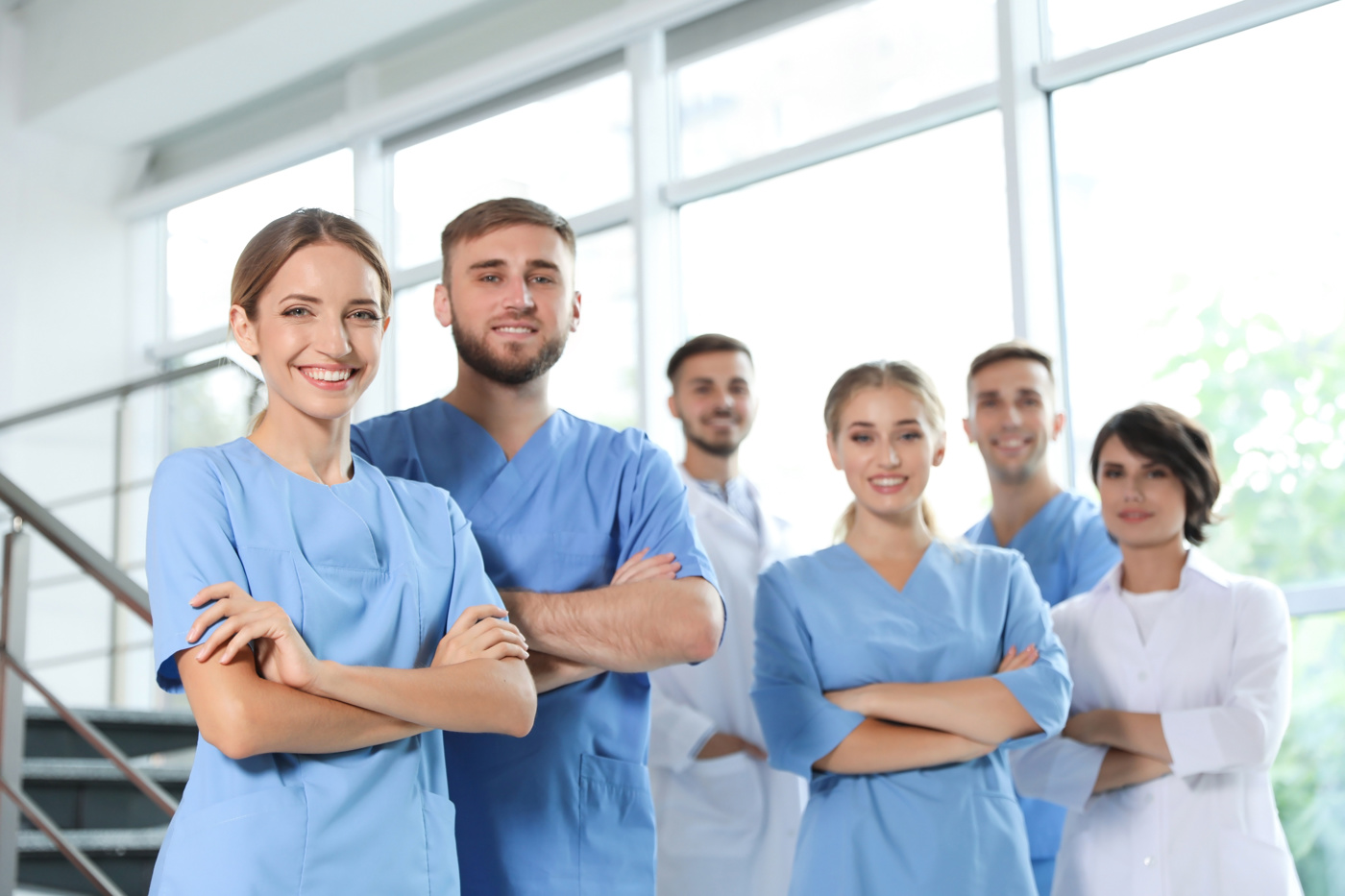 Eine Gruppe von Gesundheitspersonal, u.a. eine Medizinische Teamleiterin, ist mit voller Elan bei der Arbeit.