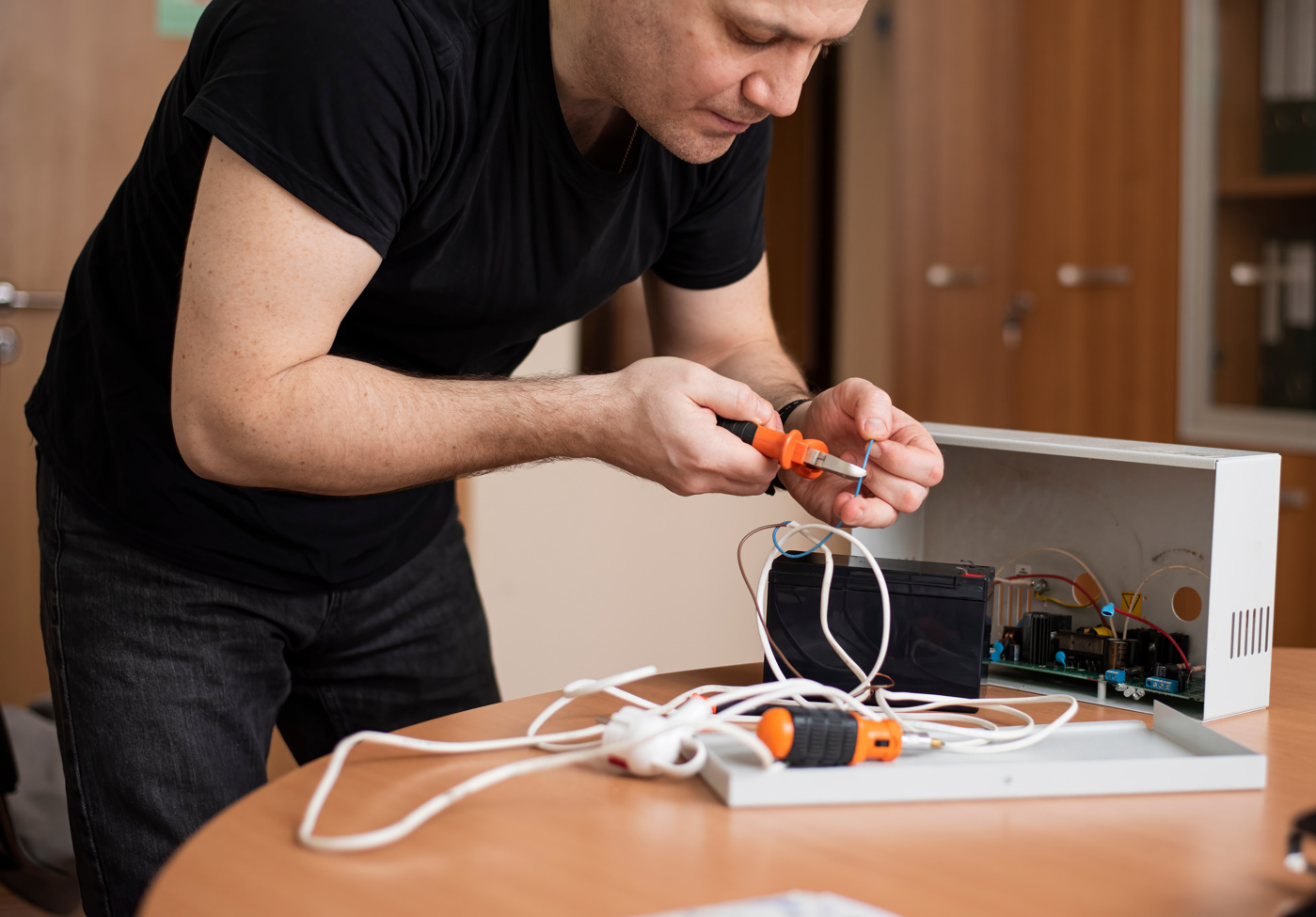 Praxisübung im NIV 15 Kurs: Fachperson prüft elektrische Installationen gemäss Niederspannungs-Installationsverordnung