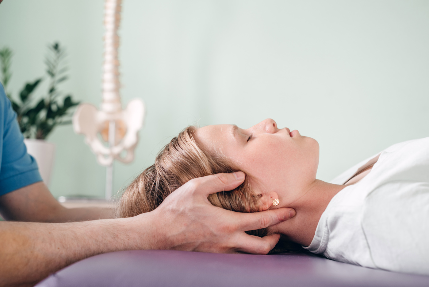La formazione in terapia craniosacrale prevede la pratica di tecniche manuali dolci su una persona sdraiata in un ambiente tranquillo.