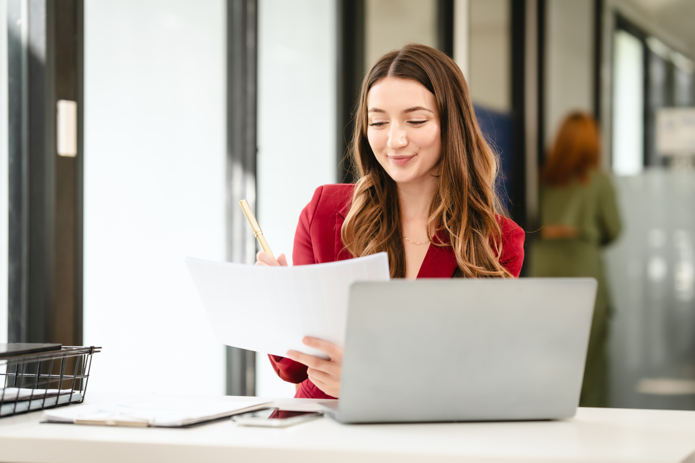 Lohnadministration Fachfrau im Büro während einer Payroll-Experts-Weiterbildung im Bereich Lohnbuchhaltung und Sozialversicherungen