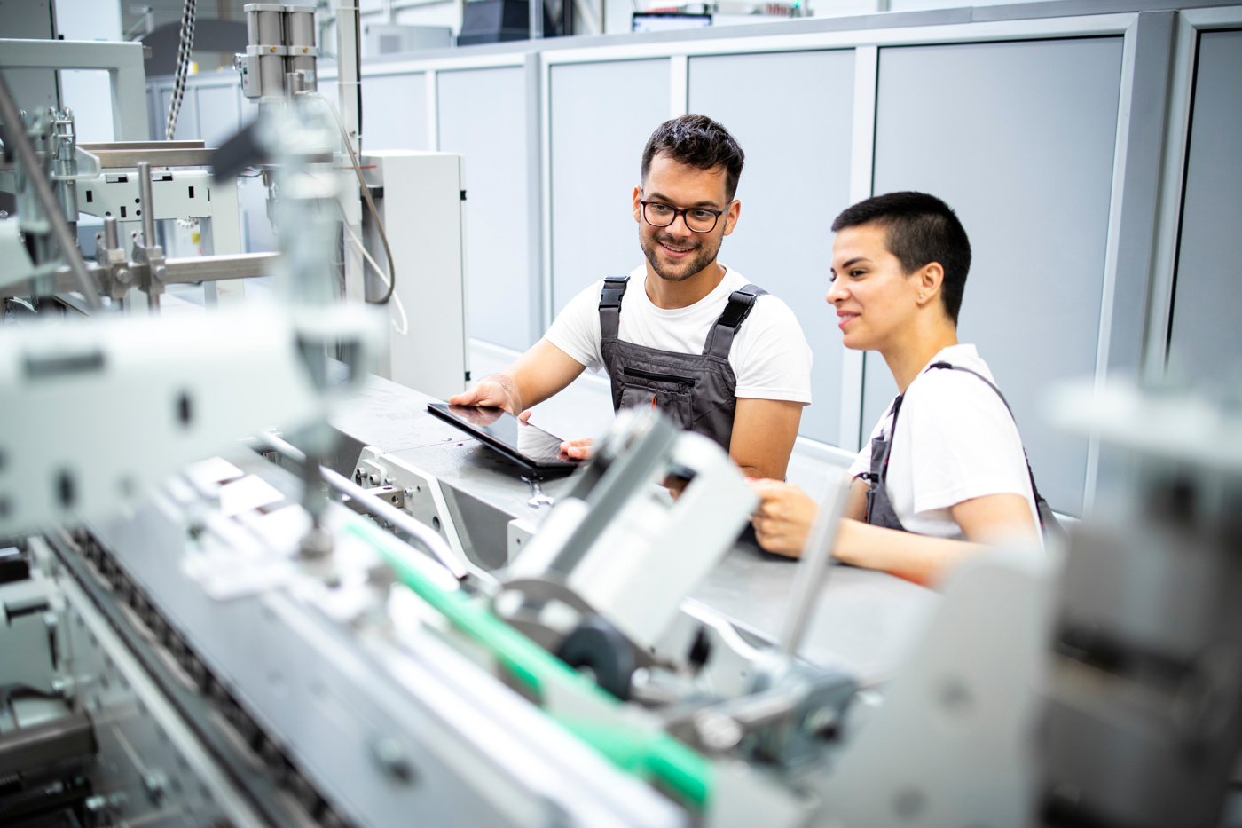 Gli studenti che studiano Tecnico di produzione SSS lavorano su sistemi di produzione moderni e imparano a ottimizzare i processi di produzione.