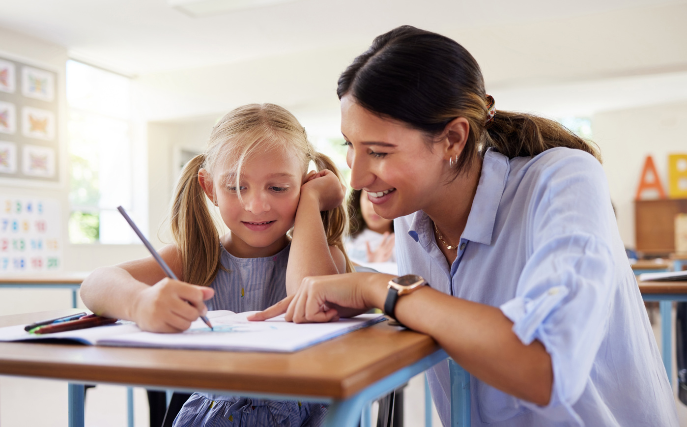 L'assistante de classe s'occupe d'une élève une à une grâce aux connaissances acquises lors de la formation d'assistante de classe.