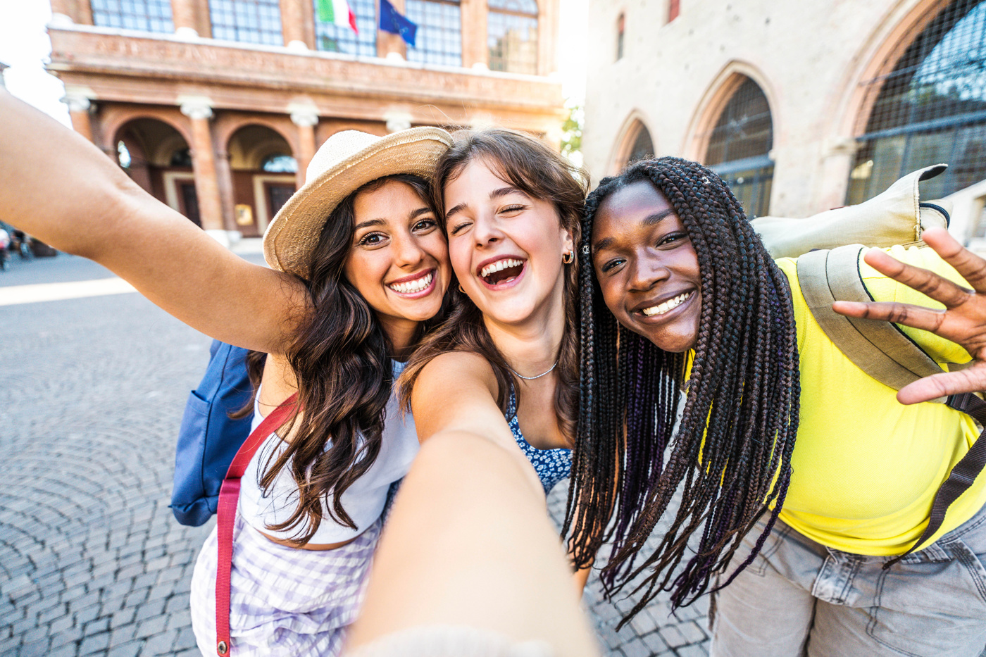 Three young women take a selfie during their language study trip to Italy - learning Italian with pleasure