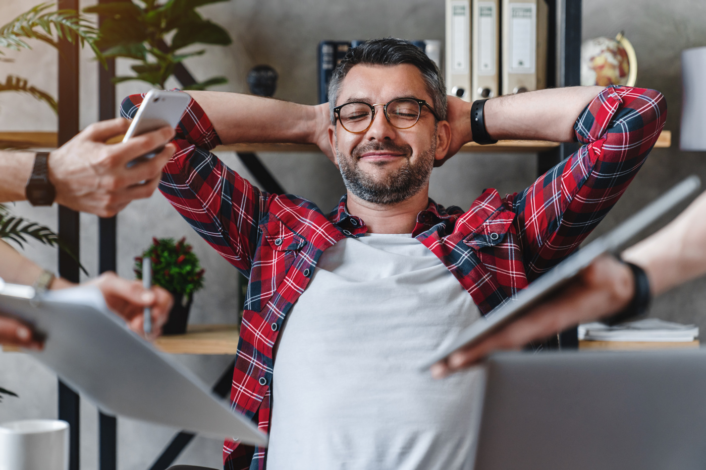 Un uomo può appoggiarsi comodamente alla sedia: ha imparato a gestire le situazioni di stress.